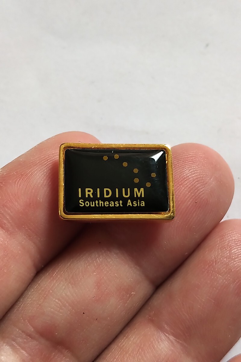 イリジウム IRIDIUM 衛星携帯電話 ピンバッジ KDDI 日本イリジウム 通話エリアは地球です レア 美品