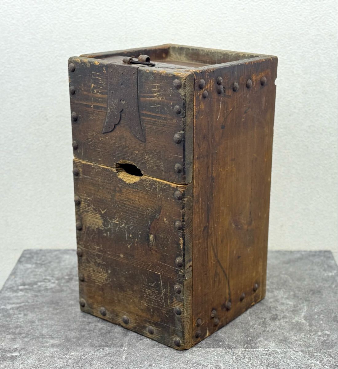 銭箱 千両箱 賽銭箱 鍵なし 銭函 丸鋲 古民芸 古道具 骨董 茶道具 小箪笥 店舗什器 アンティーク レトロ■兵庫県姫路市から 25-3178