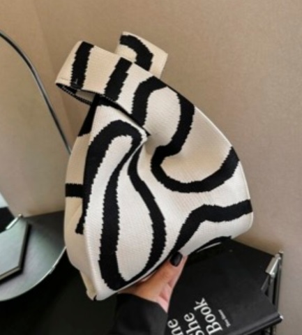 ■新品■厚めのニット　ミニトート　バッグ　激カワ　幾何学模様　モダン　北欧柄　人気　かわいい　モノクロ　