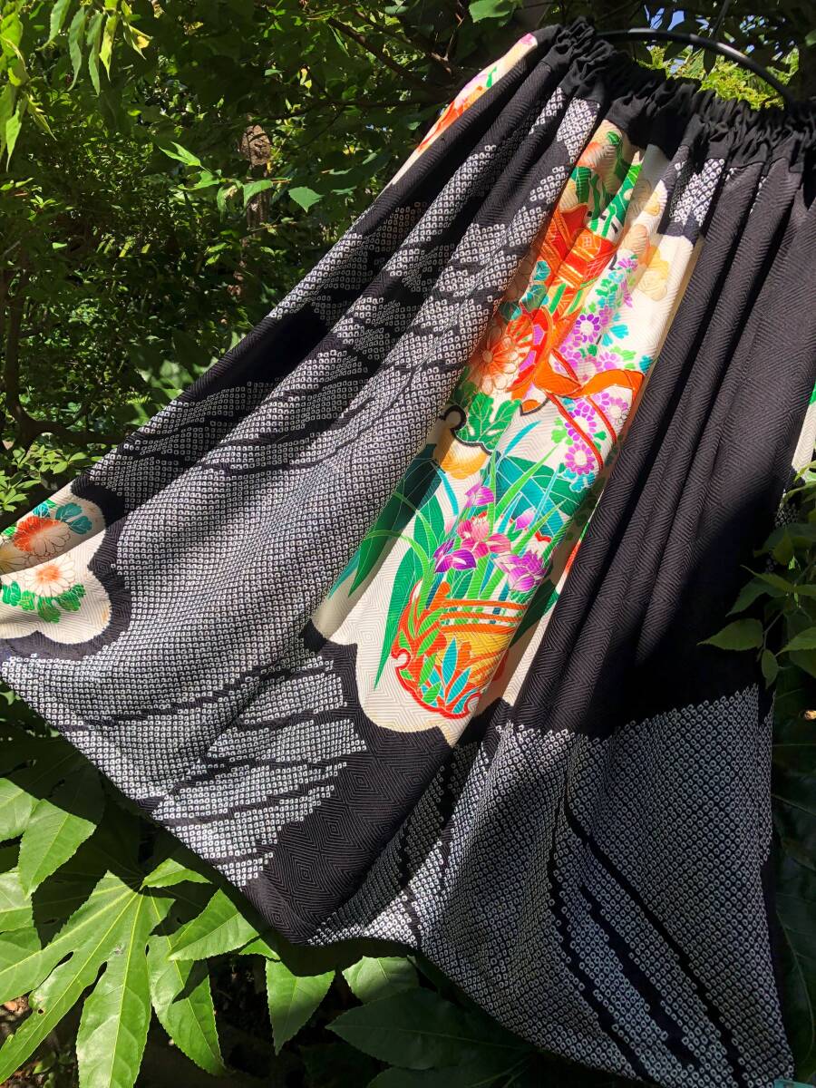 ハンドメイド　着物リメイク・和服リメイク　振袖リメイク　　フレアスカート・ロングスカート　正絹100％　ブラック　絞り　送料230円　