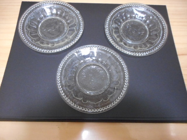 レトロなプレスガラス小皿（通称レース皿）３枚（美品：現状渡し）