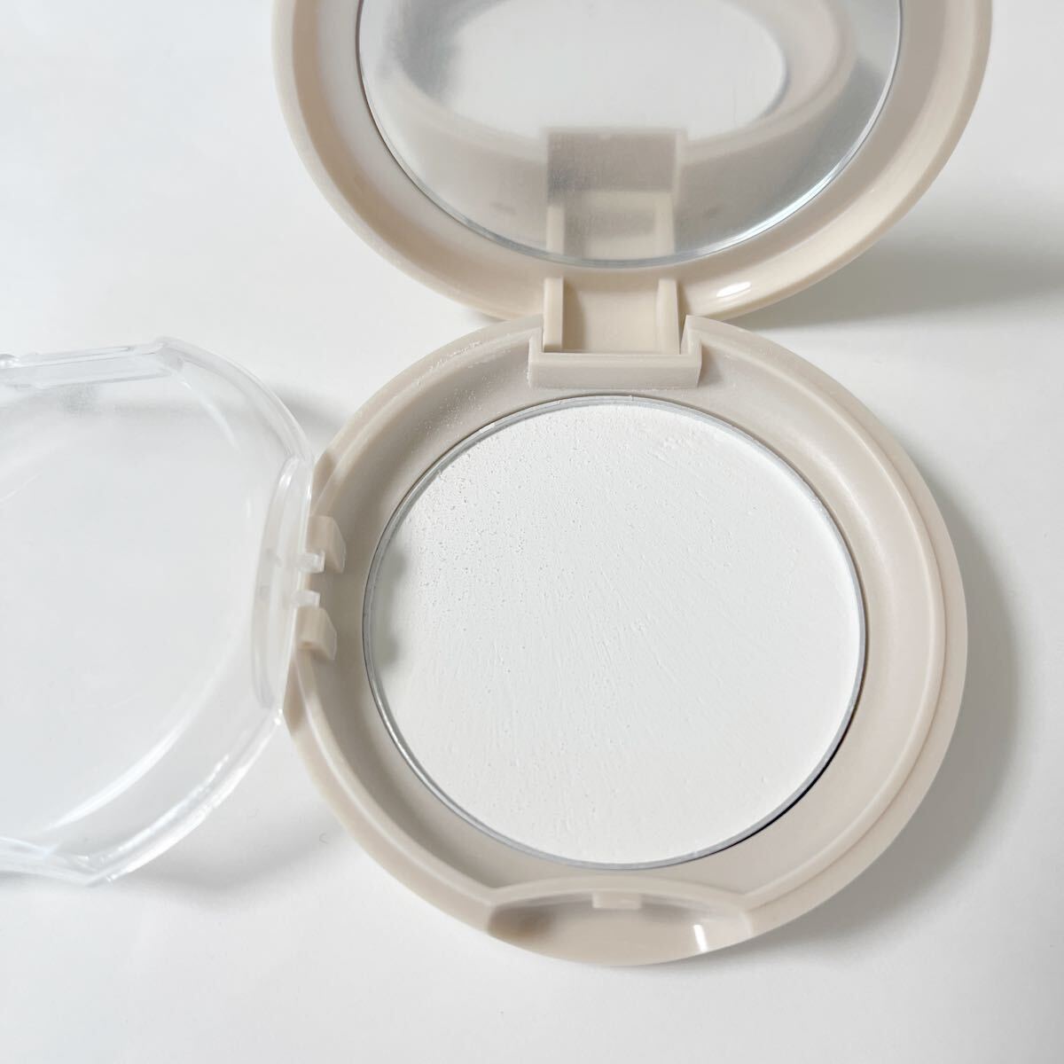 メイクカバー / オイルリセット ８ｇ フェイスパウダー あぶらとりパウダー 仕上げパウダー 化粧直しパウダー ハイライト 定価1430円