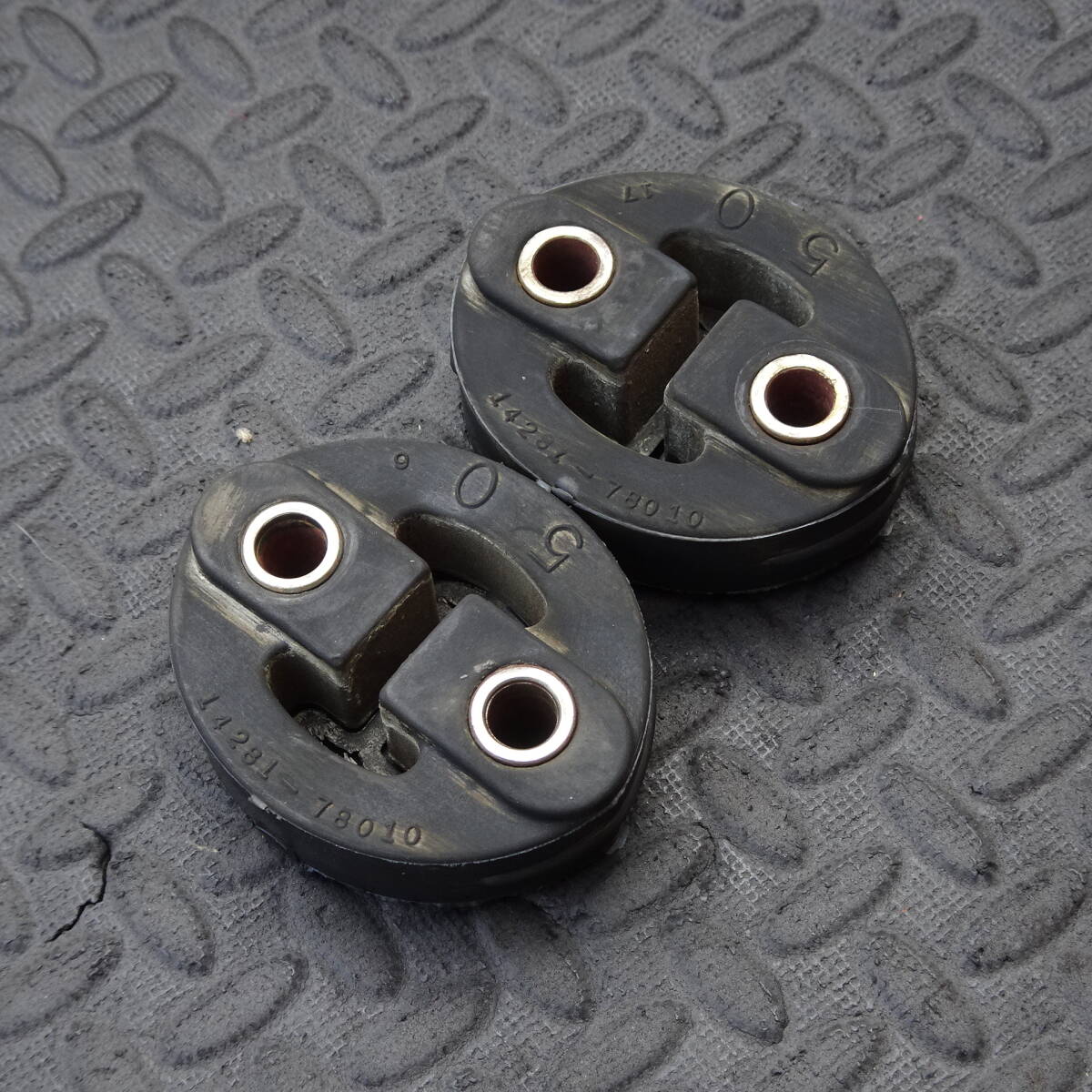 マフラーハンガー（カラー付）　14281-78010　ラバー　2個　スズキ純正　SUZUKI　ジムニー　Jimny　JA11　送料：全国一律180円