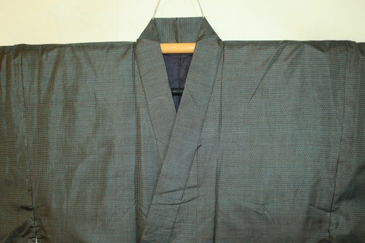 弐10724 本絹泥草木染め大島紬 男着物 裄66丈138К檳榔樹染め百山亀甲 ・灰緑青銅色 カッコイイ着物だけシリーズ
