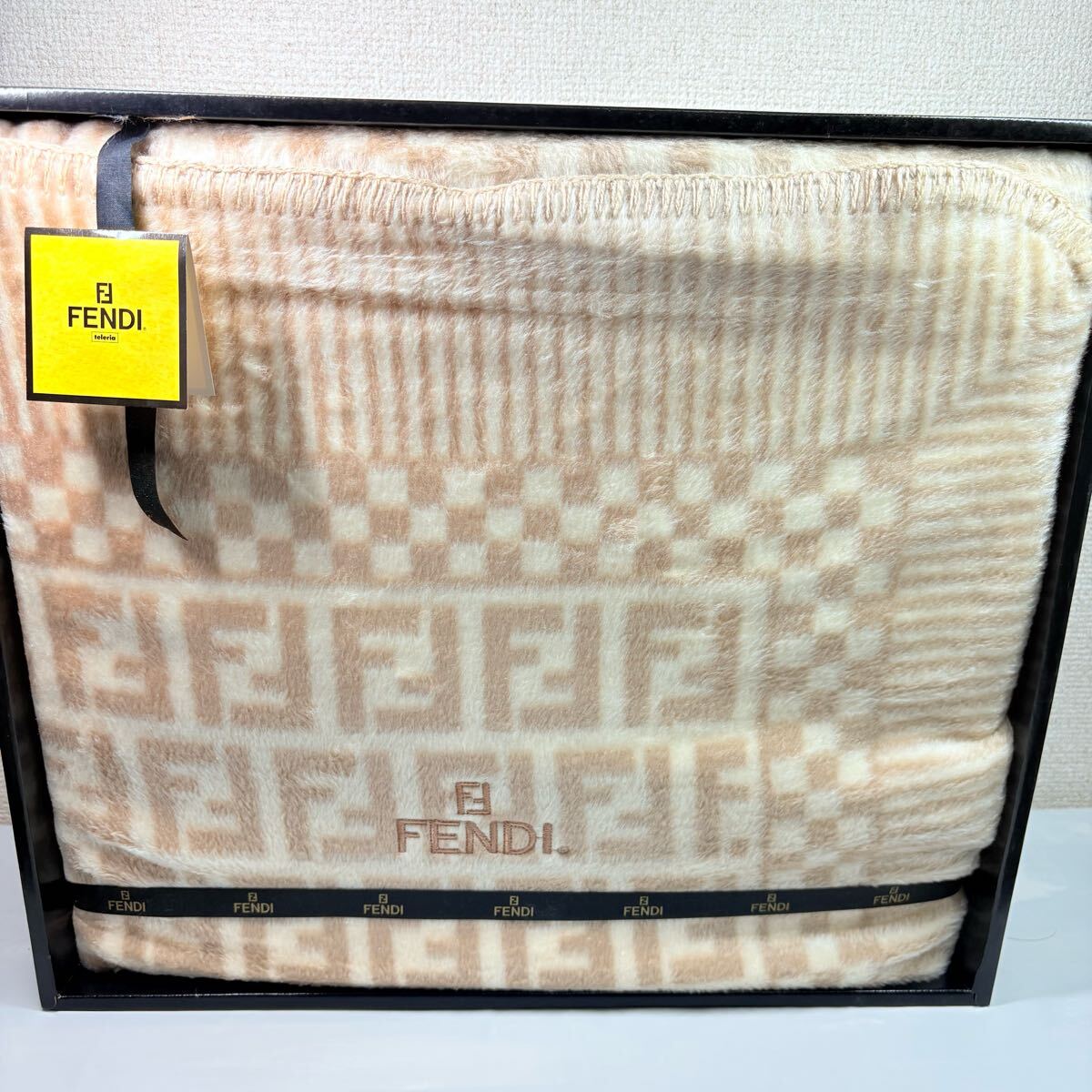 美品未使用　FENDI フェンディ　シルク100%毛布　ズッカ柄　FF柄　140×210cm ベージュカラー　高級希少毛布　