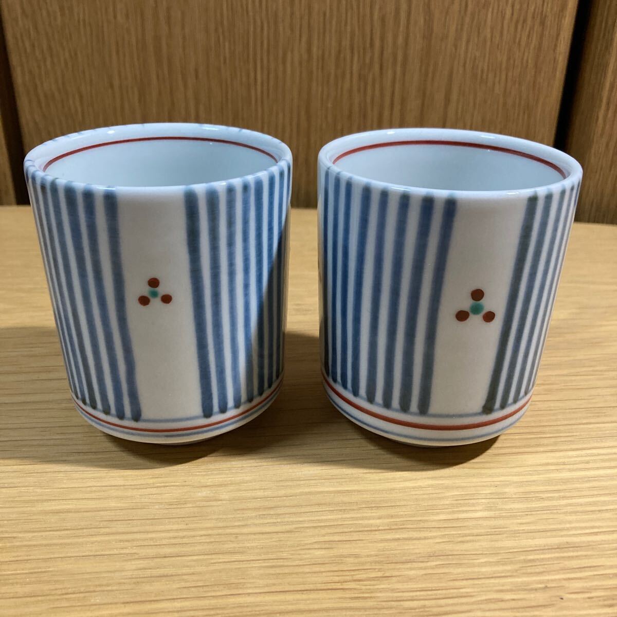 ▼ 砥部焼《梅山窯 湯のみ 2個》十草三つ紋 ※一部剥げあり