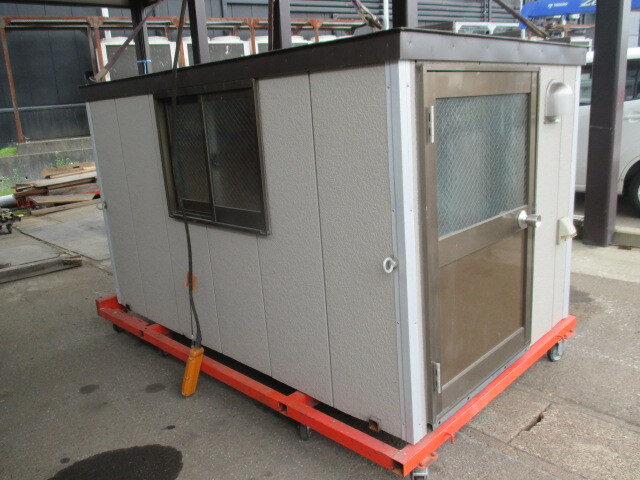 2025-00 コンテナ軽トラ用自作 鉄骨骨組み 断熱材入りコンパネ張り外壁材大きさが約220cm幅136㎝高さ130cm キャスター付き4点足つき