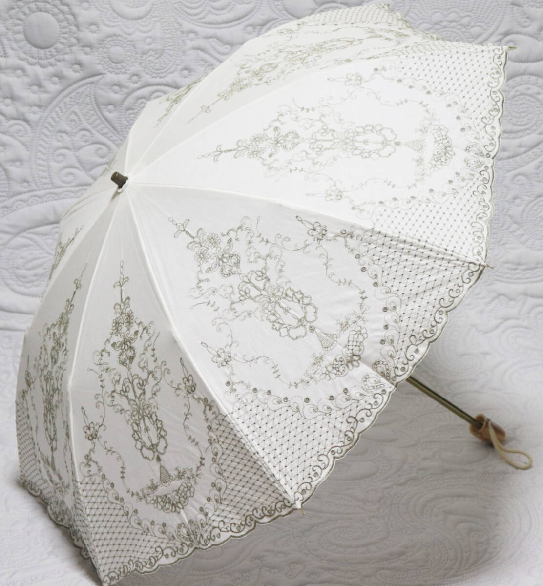 新品【晴雨兼用 折りたたみ傘 】麻混 繊細 高級感 豪華刺繍 雨傘 日傘 白 v7378