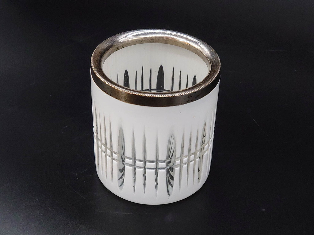 R-082981　明治～大正　外切子　色被せ　白　落ち着きのある上品な佇まいが魅力の小物入れ(灰皿、アッシュトレイ、和ガラス、硝子)