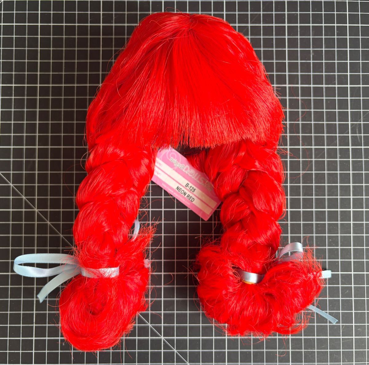 ●ブライス ドールウィッグ 三つ編みツインテール ネオンレッド Wigs2dolls