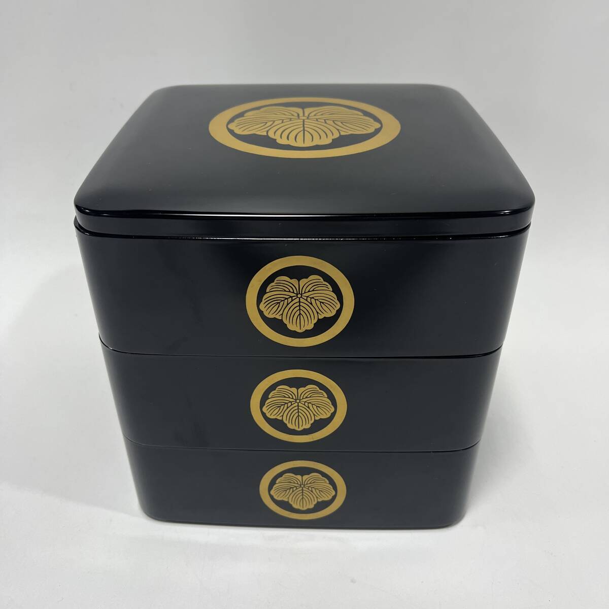 【63160V】漆器 蒔絵 三段重 家紋入り 重箱 合成樹脂 黒　内朱 和風 お祝い事 経年保管品 現状品