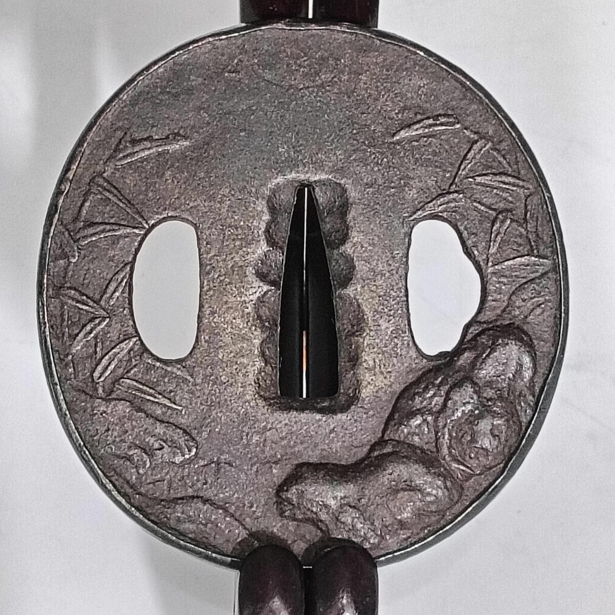 【A3690】鉄地 沢に蛙図彫刻 刀鍔 金工細密彫刻 刀装具 日本刀装具 刀剣美術 骨董品 アンティーク 