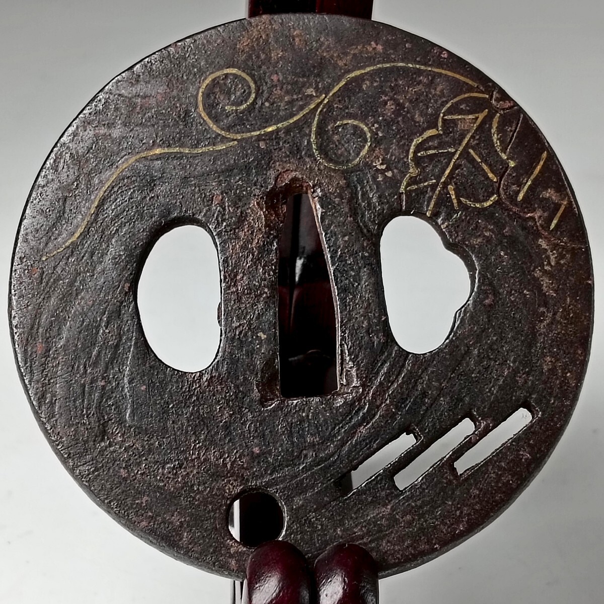 【A3727】金象嵌 鉄地 唐草文彫刻 透かし鍔 金象嵌色絵 刀鍔 つば ツバ 鐔 金工細密彫刻 刀装具 日本刀装具 刀剣美術 骨董品 アンティーク 