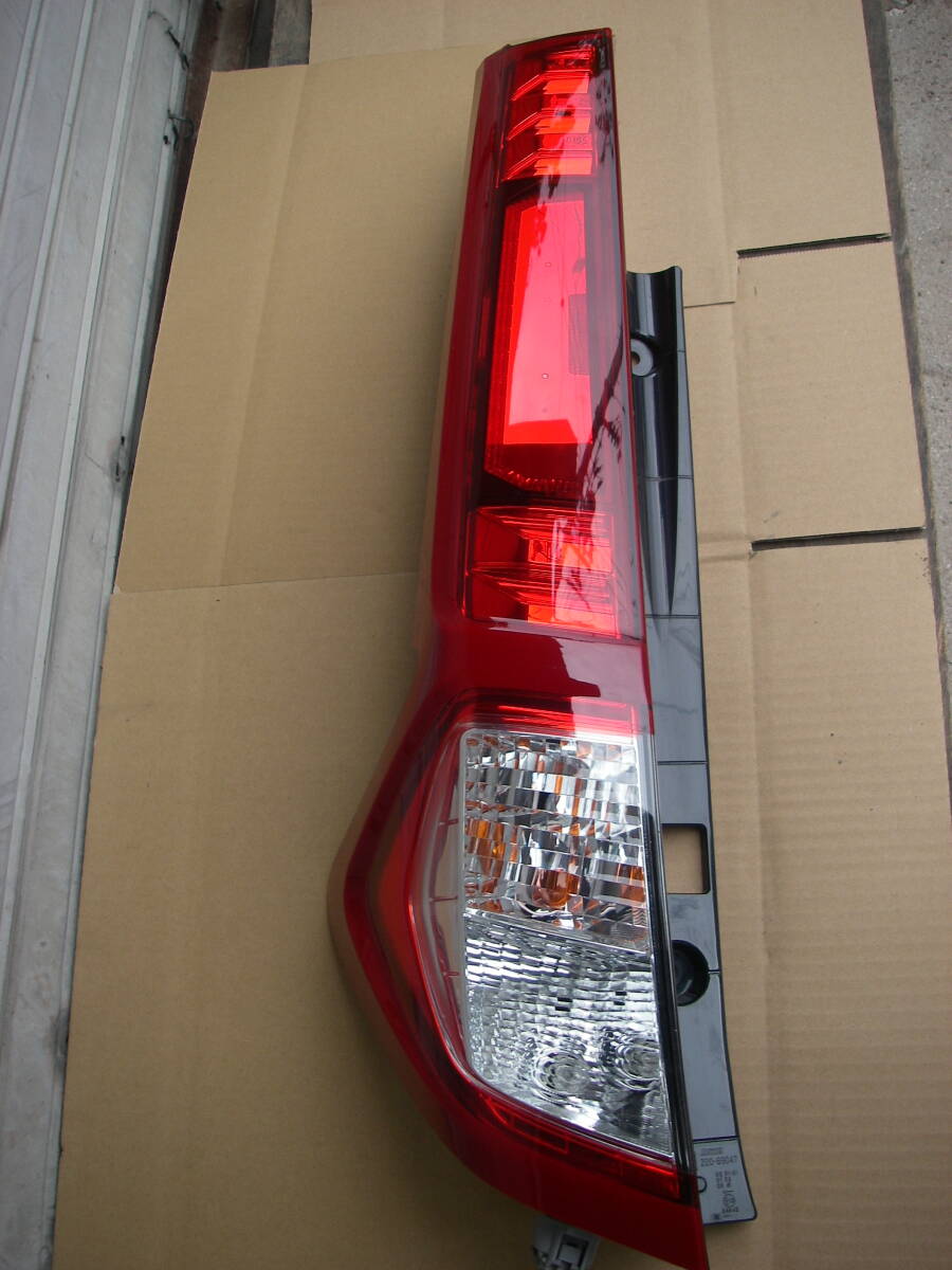 (S140-O3) ルーミー M900A 中古純正左テールライト 220-69047 点灯確認済
