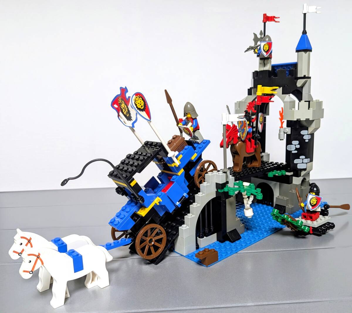 レゴ LEGO 6078 ガイコツの塔 Royal Drawbridge + 6044 ロイヤルキングの馬車 King's Carriage ロイヤルナイト ドラゴンナイト ミニフィグ