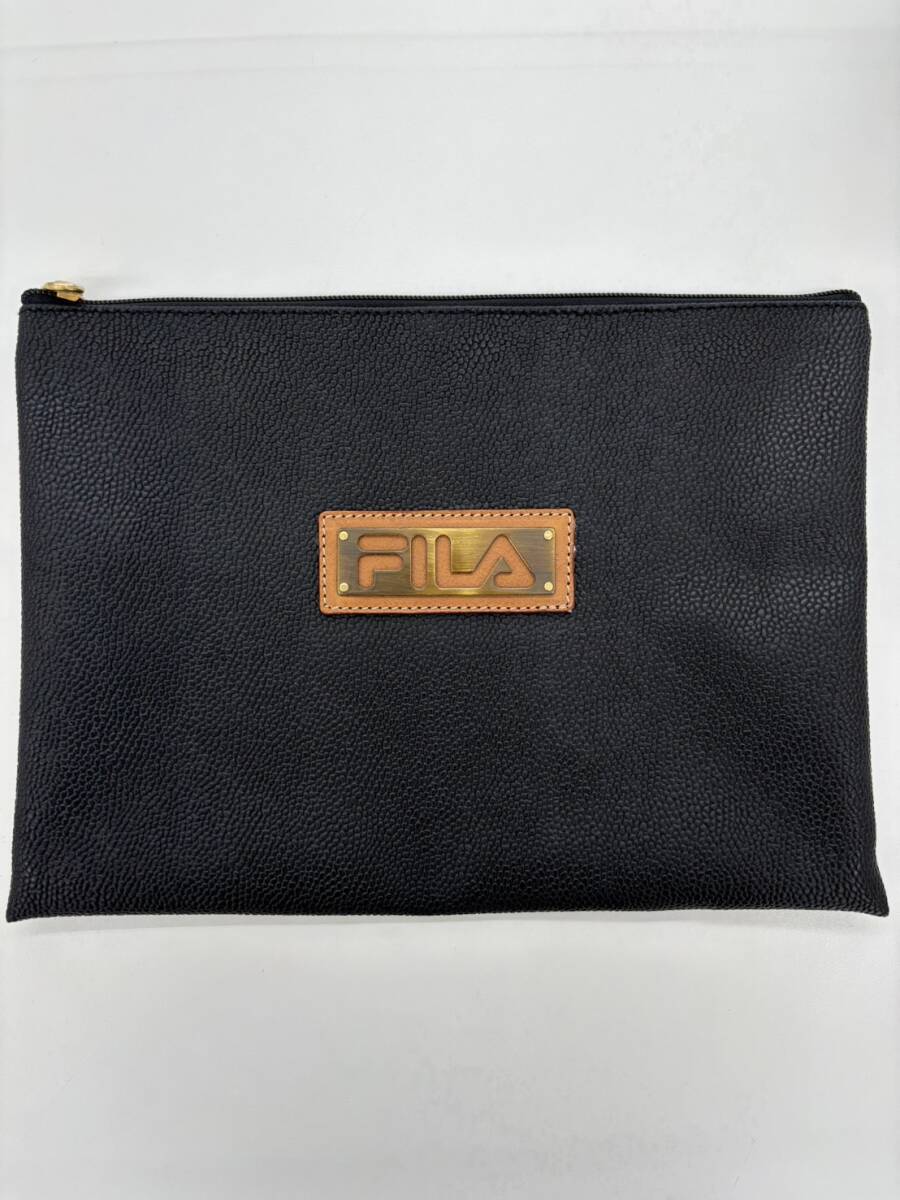 FILA フィラ レザー クラッチ ハンド バッグ カバン ブラック 黒色 ファッション メーカー ブランド オシャレ 薄型 ロゴ タグ付き K2317