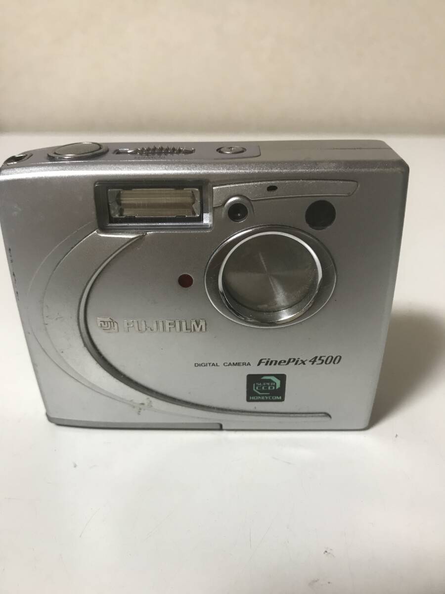 デジカメ　通電のみ確認済　動作未確認の為ジャンク　富士フィルム　FUJIFILM Finepix4500 シルバー　カード無し　【4CM6073006】