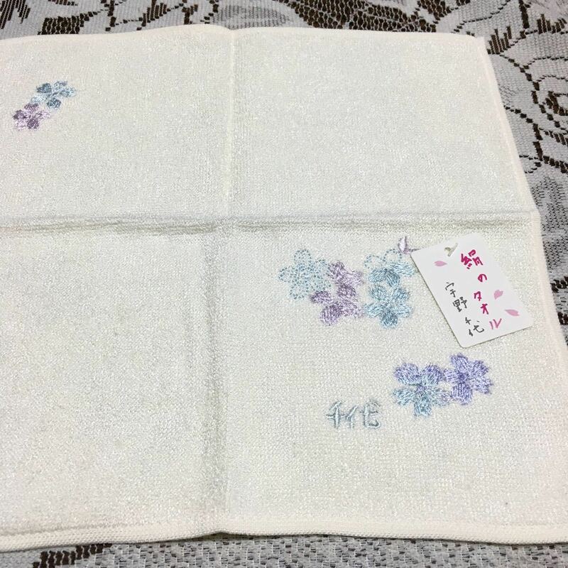 新品☆宇野　千代　レディース　絹のタオル　ハンカチ 約25cm ★シルク100% さくら　桜　ロゴ刺繍入り　ベージュ