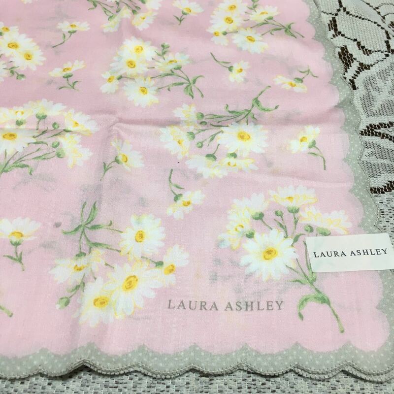 新品★ローラアシュレイ　大判　レディース　ハンカチーフ　淡いピンク　小花　白い花　ミニスカーフに　約56cm スカラップ