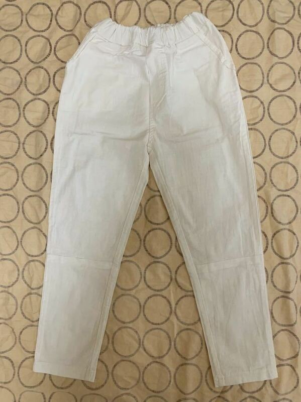 シンプルデザインの薄手爽やかレディース7部丈パンツS オフホワイト 小さな汚れあり
