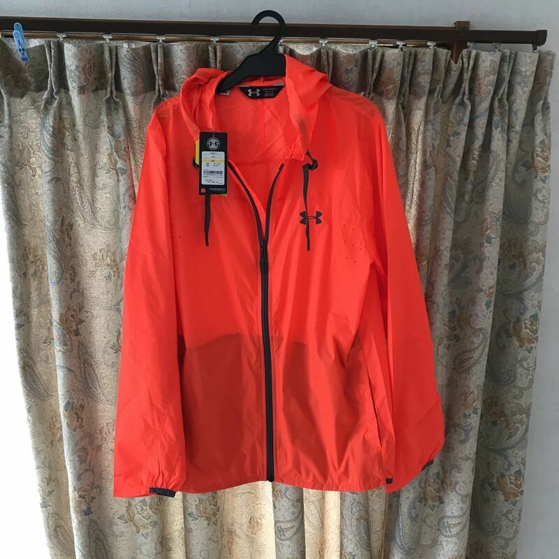 新品アンダーアーマー トレーニングジャケット　超軽量　高耐水　撥水防風　Mサイズ　ランニング　ウォーキング　UAストーム2 オレンジ