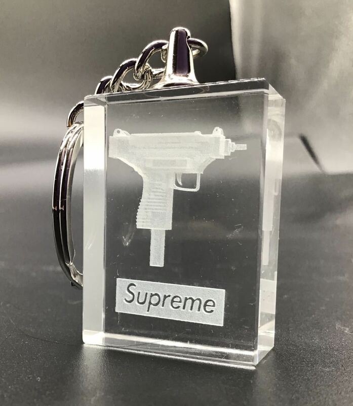 Supreme UZI ホログラム　キーホルダー