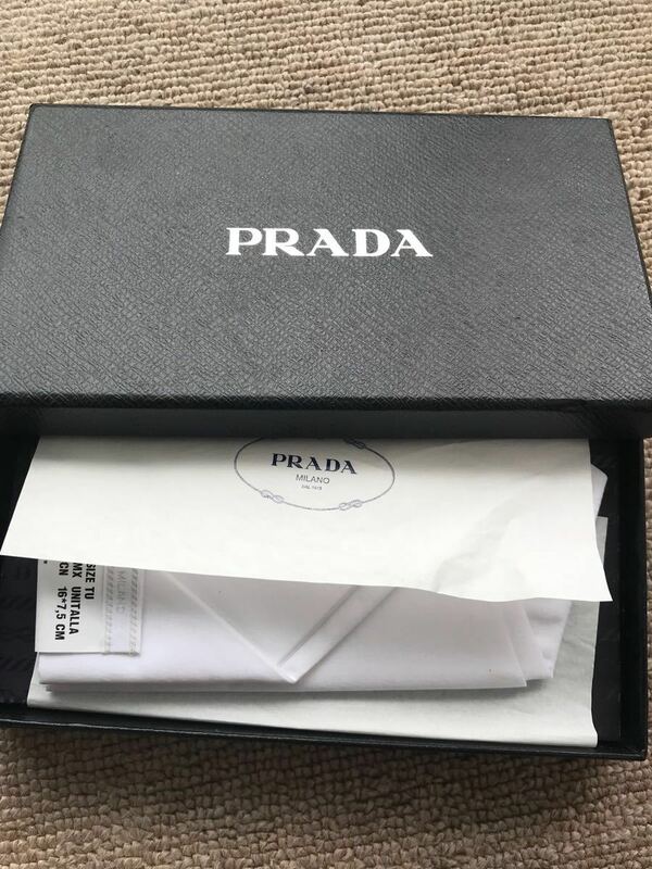 プラダ チーフ とカフスボタン セット　シルバー　Prada コレクション　ランウェイ　レア　ポケットチーフ