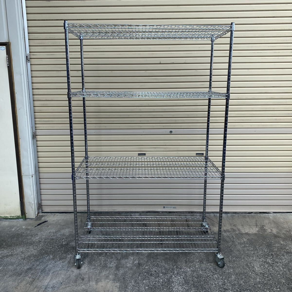 【引取限定】中古 ワイヤーシェルフ 物置 棚板 ワイヤースチールラック 倉庫 幅広 120x60x190 棚板４枚 キャスター、スットパー付 TBDY0182