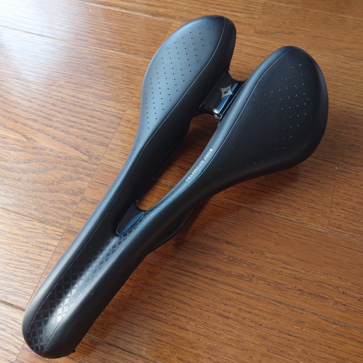 SPECIALIZED BODY GEOMETRY サドル スペシャライズド 155mm幅　穴あき