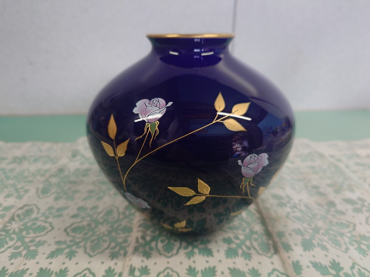 ● 有田焼 香蘭社 花瓶 花器 花入 フラワーベース 陶器 金彩 青 紺 藍色 瑠璃色 薔薇 バラ 花柄 美品 ③