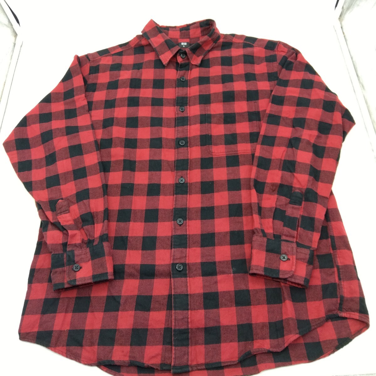 【保管品】ユニクロ ギンガム チェック柄 ネルシャツ シャツ 赤 黒 XLサイズ シミあり 前開き 秋冬 長袖 ポケット付き カジュアル DM0806O