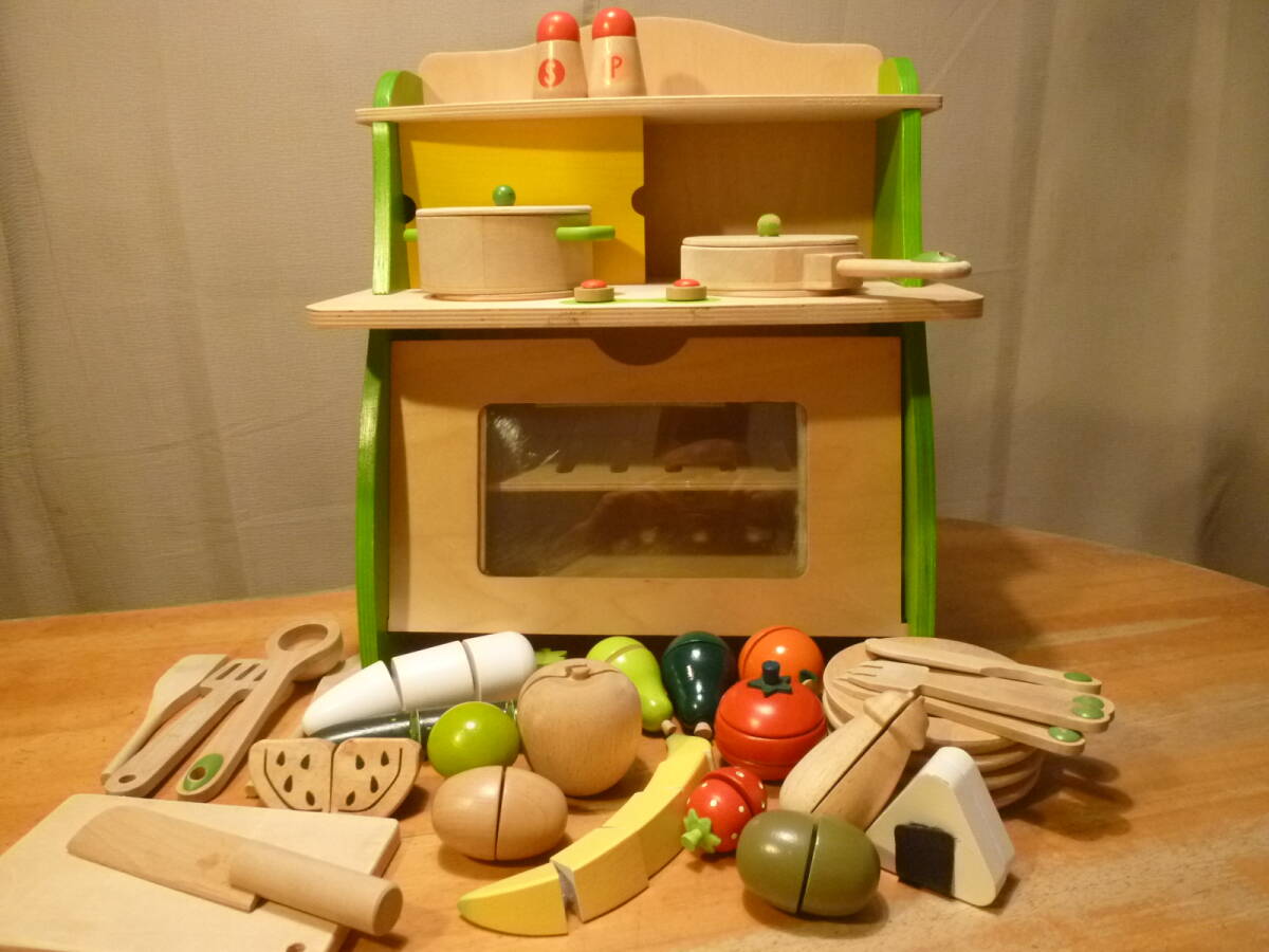 木製の小型キッチンと器具や食材等のセット