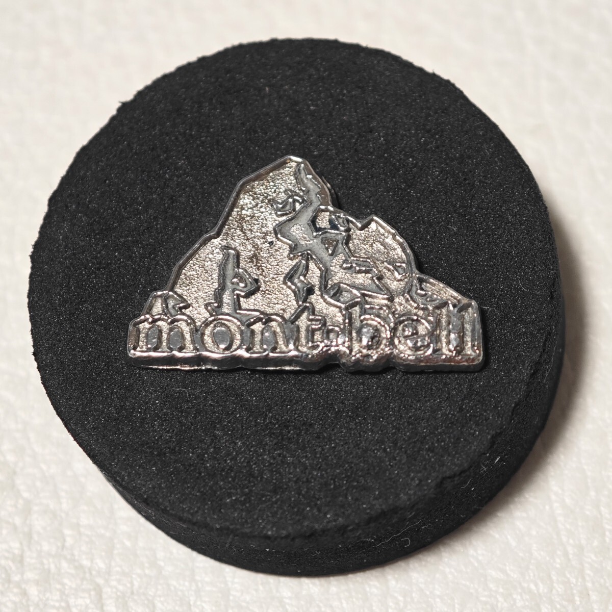 mont-bell ピンバッジ 色無し