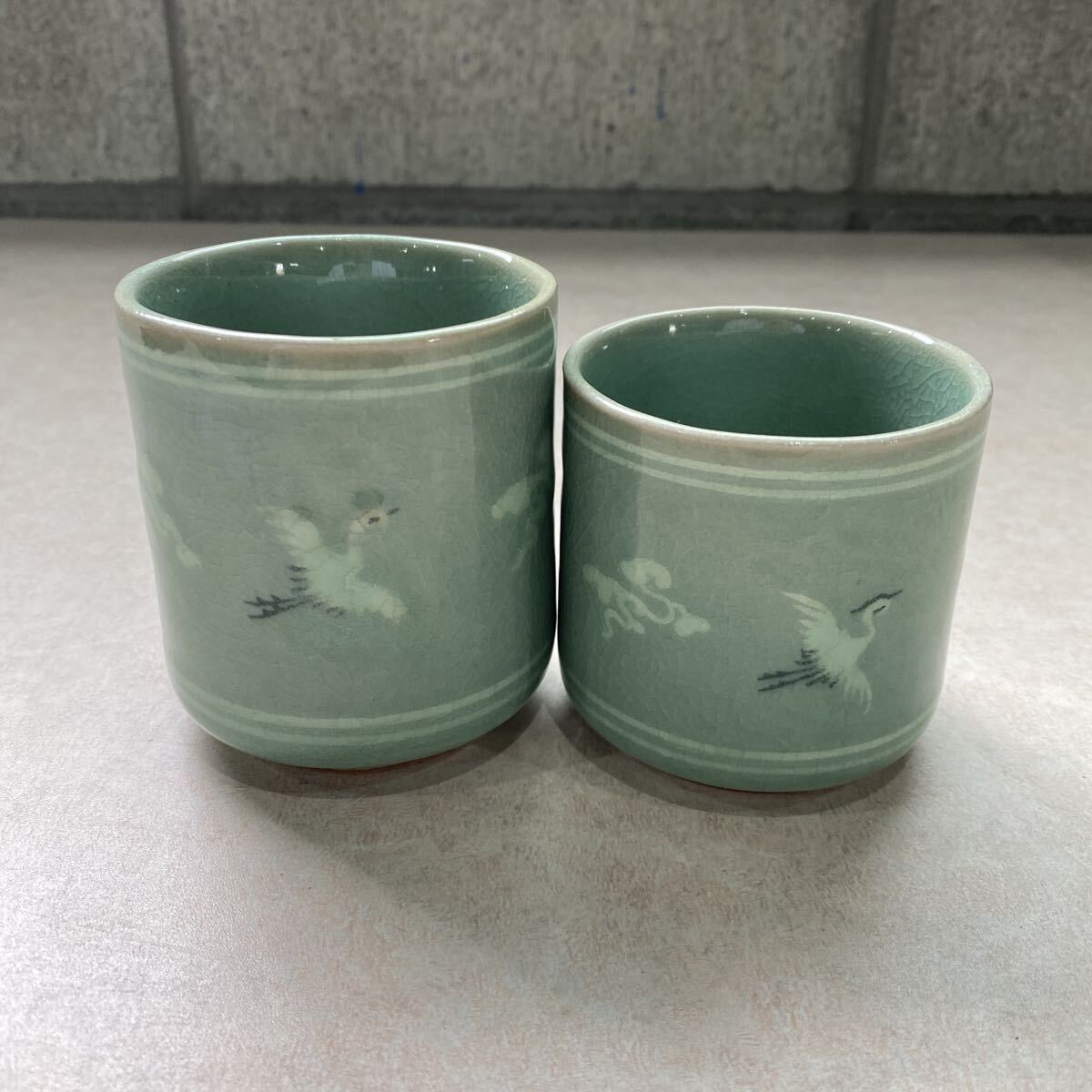 韓国人間国宝　池順鐸　高麗青磁　雲鶴象嵌　夫婦湯呑　茶道具　煎茶道具 骨董品 古美術品　朝鮮　朝鮮美術 時代 高さ8.5cmと7.5cm【87】