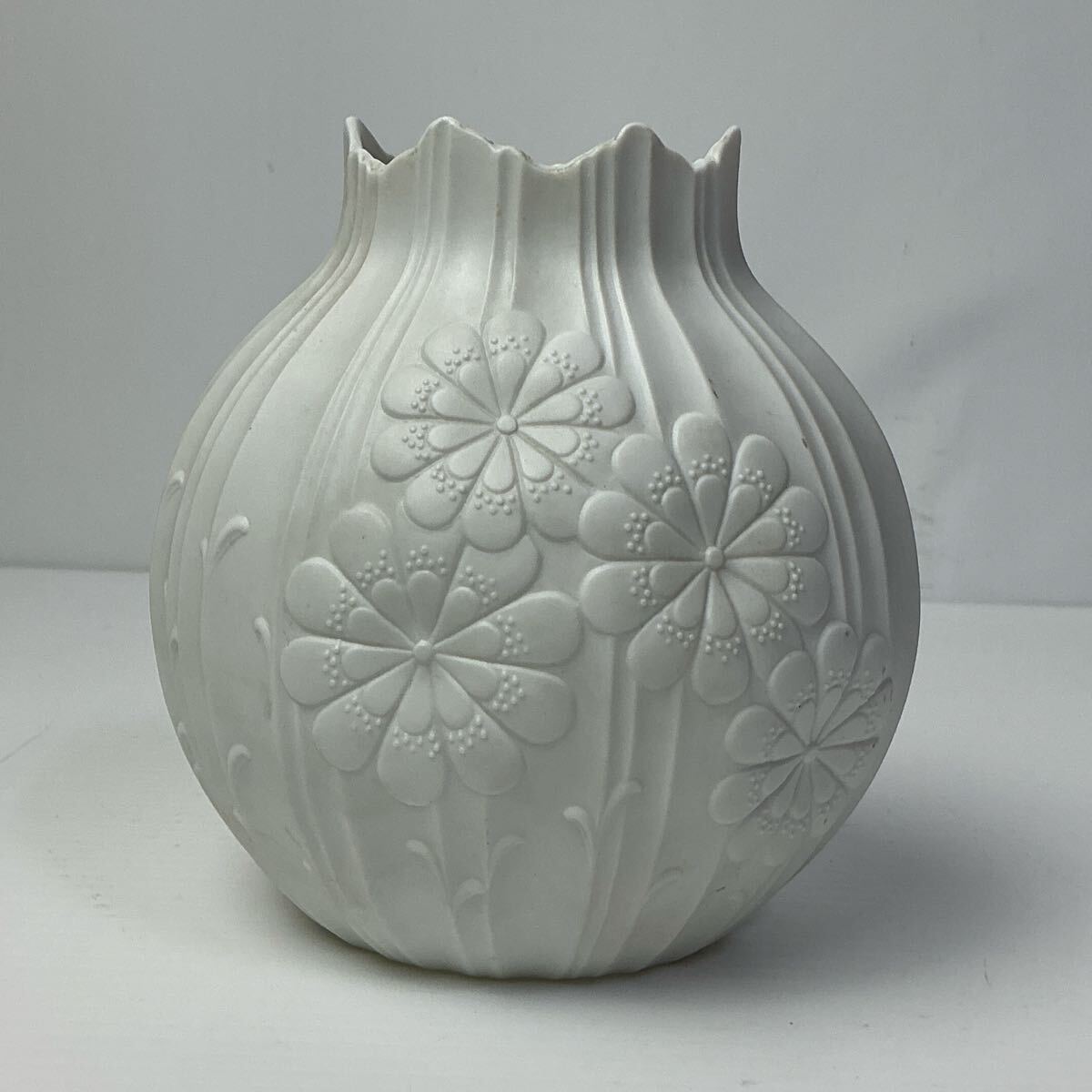 Kaiser porzellan カイザーポーセレン 白磁の花瓶 フラワーベース 花瓶 花器 花入れ インテリア 現状品
