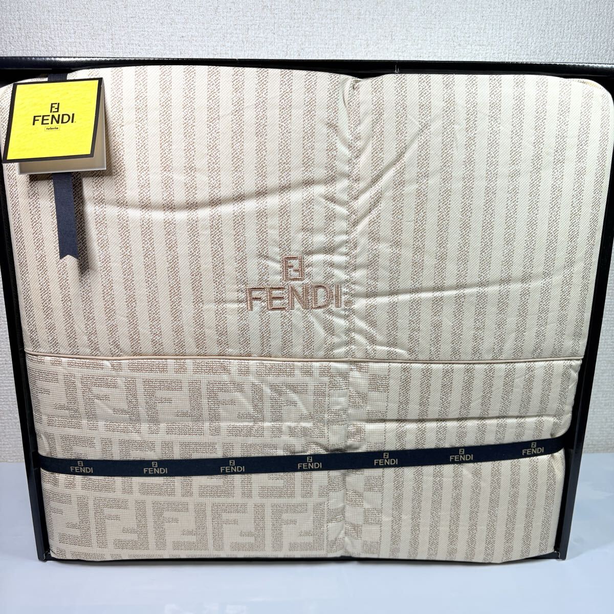 美品未使用　FENDI フェンディ　ズッカ柄　FF柄　羽毛肌掛け布団　150×210cm ベージュ