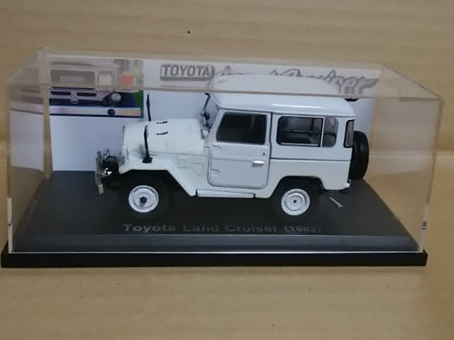 ★1/43国産名車 トヨタ ランドクルーザー(1982) 40系 ホワイト 台紙付き