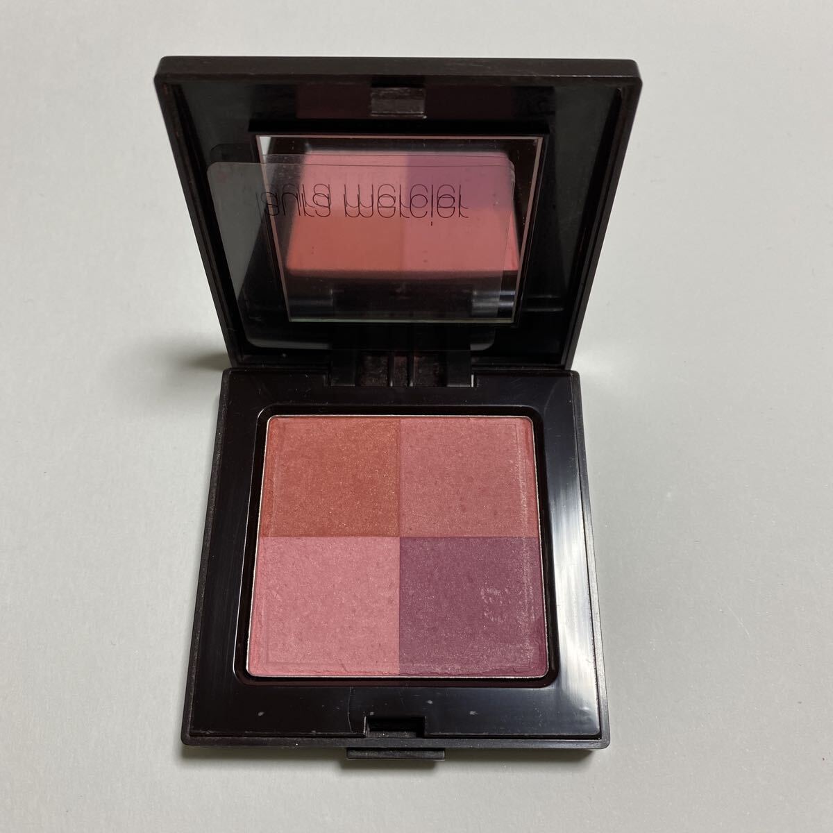 ローラメルシエ　イルミネーティングパウダー　ピンクローズ　フェイスカラー　チーク　ケース壊れ