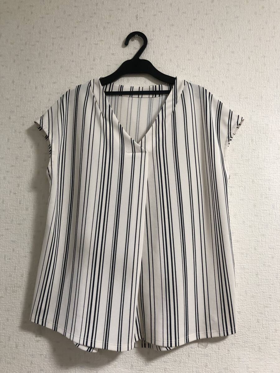 組曲☆ストラップ柄・上品なデザインのトップス