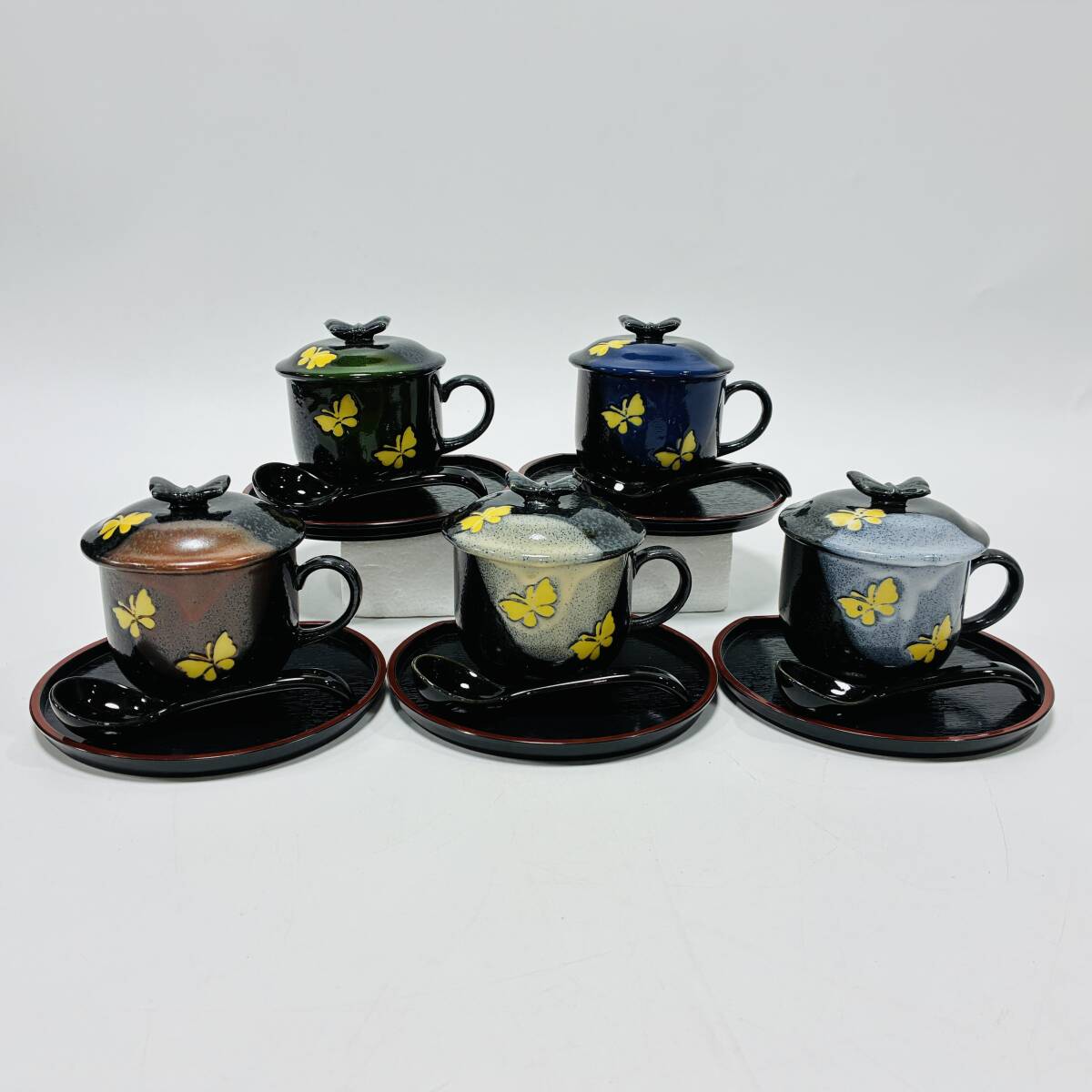 【63532C】未使用 色変わりバライティーセット 茶碗蒸しスープカップ5色トレーレンゲ付き 蝶柄 現状品 経年保管品