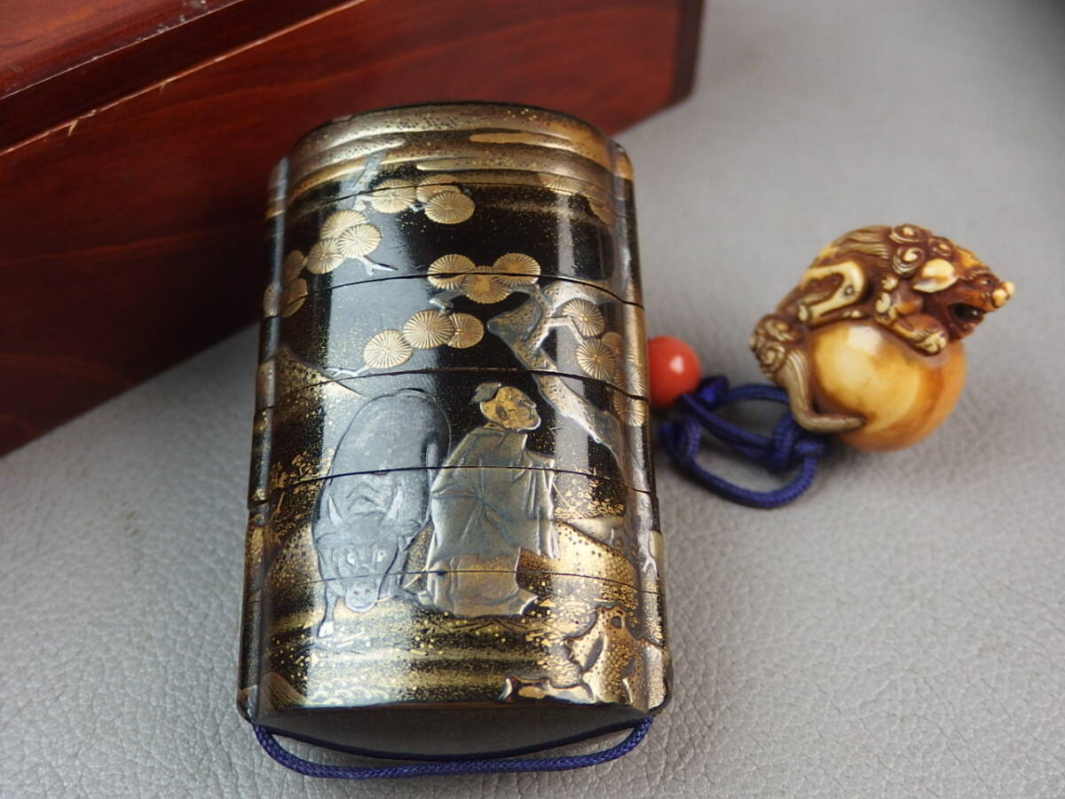 【骨董・提物】★極上時代金銀高蒔絵 梨地★★人物山水文印籠 獅子根付 緒締 gl078zl.3