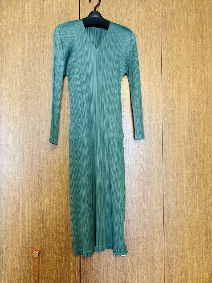 新品 未使用タグ付けPLEATA PLEASE イッセイミヤケ 長袖 ワンピース