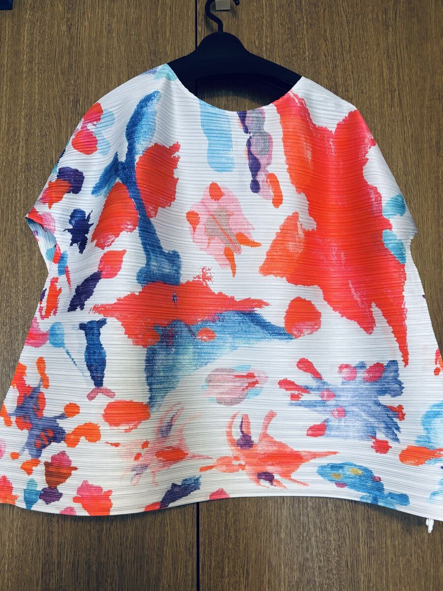 新品 未使用横にPLEATS プリーツ ブラウス総柄
