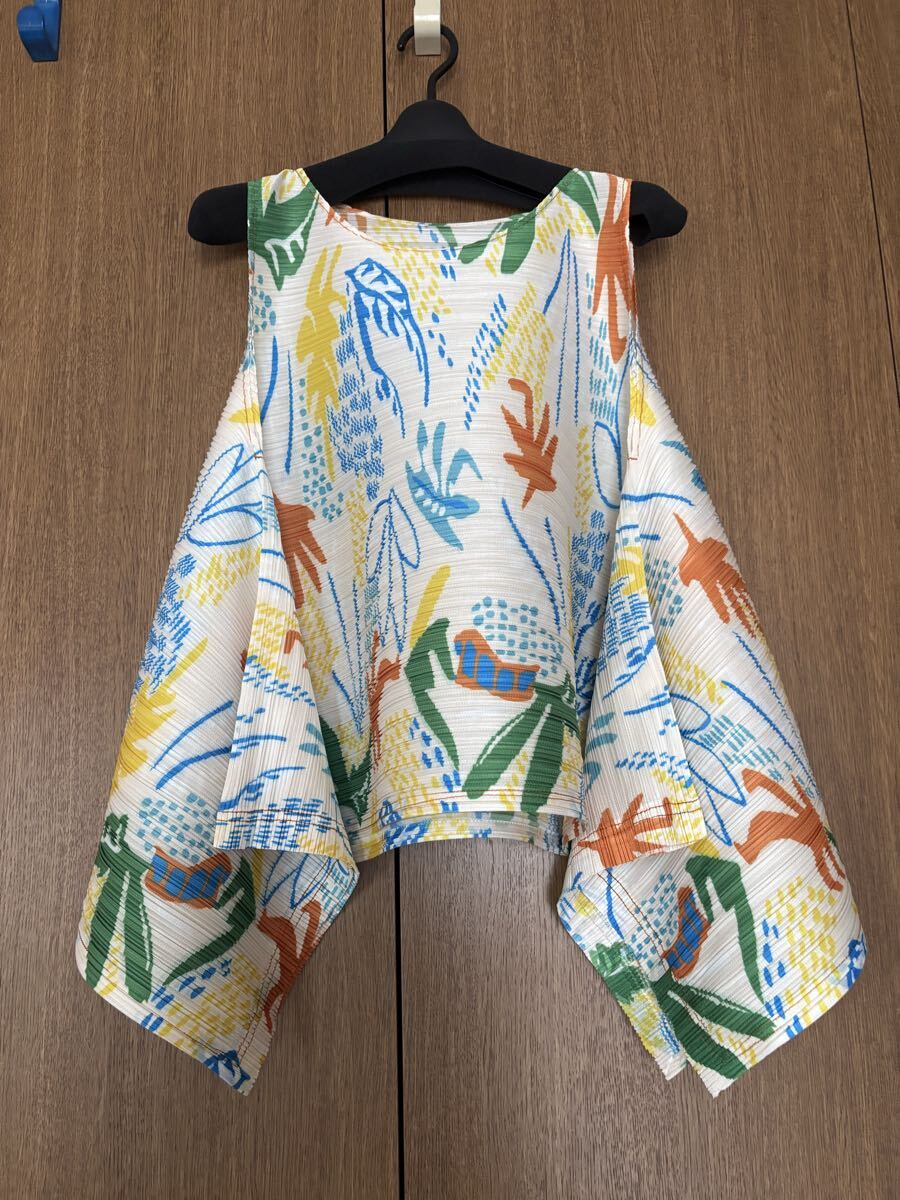 新品 未使用総柄横PLEATSプリーツ ノースリーブ トップス