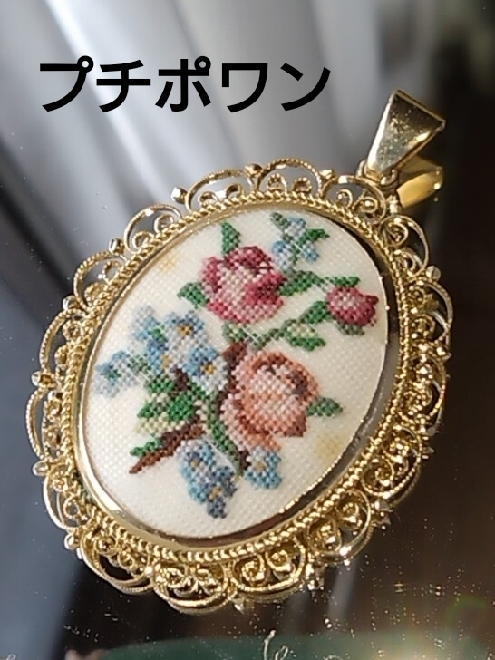 大きめ！　プチポワン花柄　手刺繍オーバルペンダントトップ