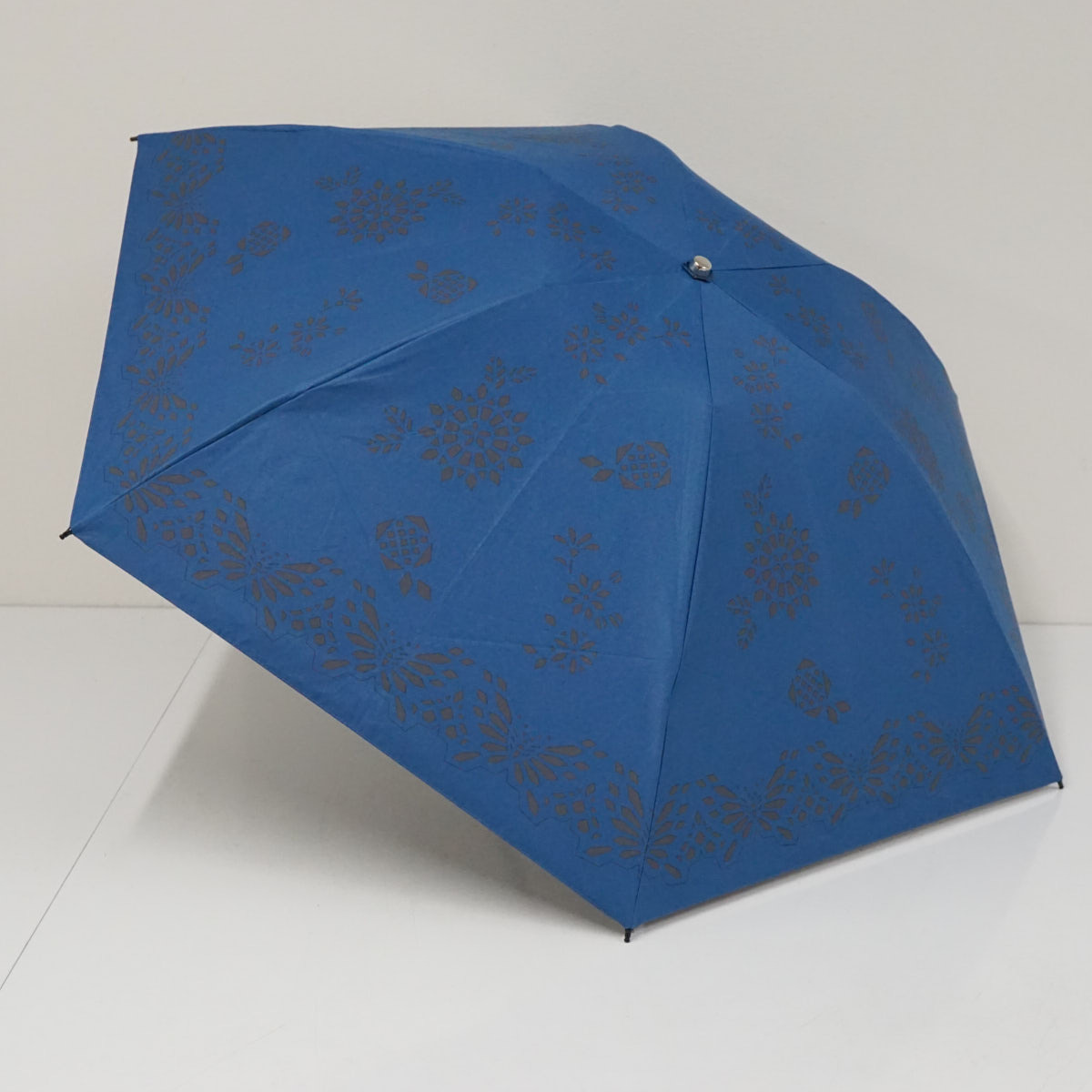 折りたたみ日傘 AURORA オーロラ（株） USED美品 晴雨兼用 フラワー 蝶 幾何学 軽量 遮光 UV ブルー 50cm FA9289