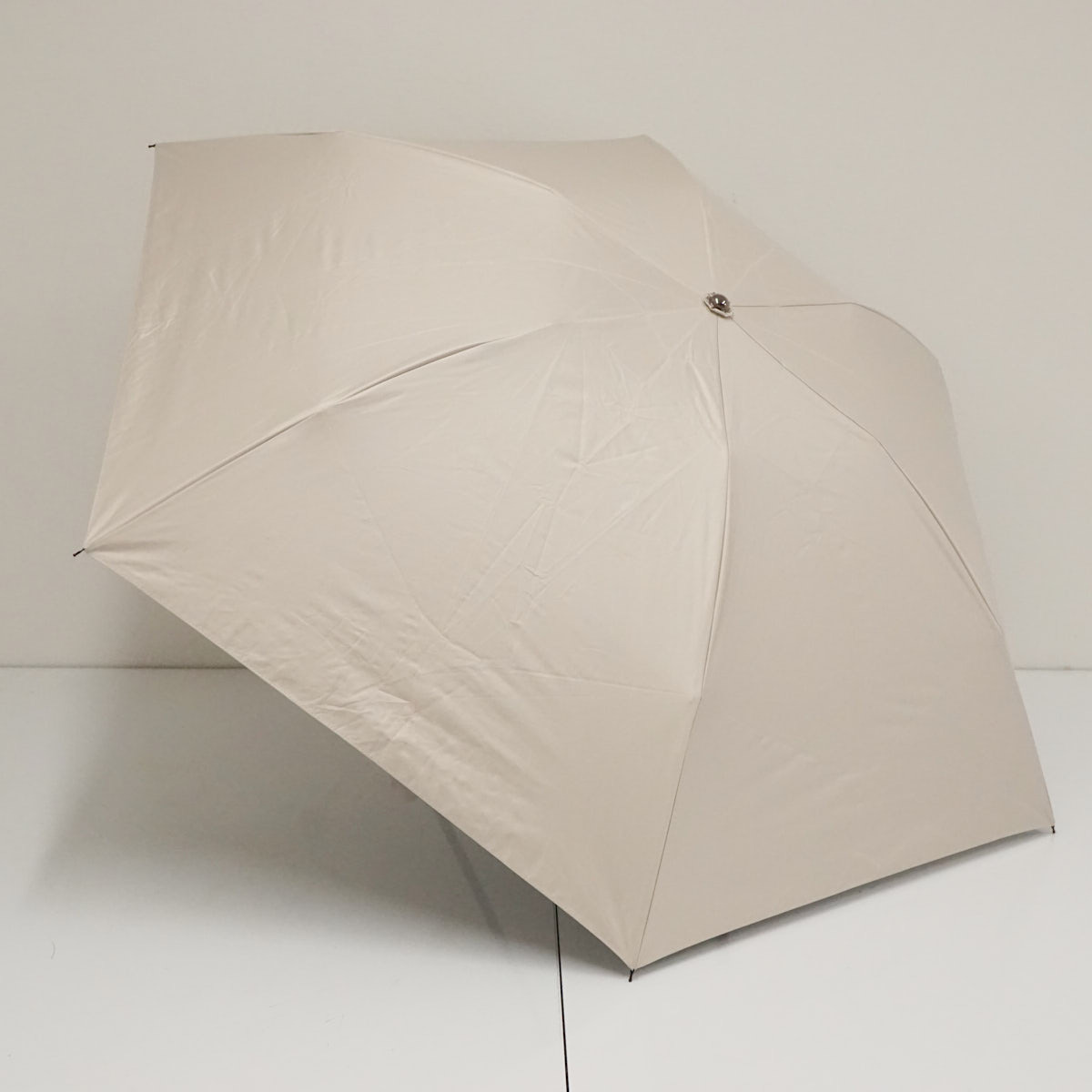 折りたたみ日傘 utatane ウタタネ USED美品 一級遮光 晴雨兼用 無地 バンブーハンドル ベージュ UV 遮熱 55cm FA9295