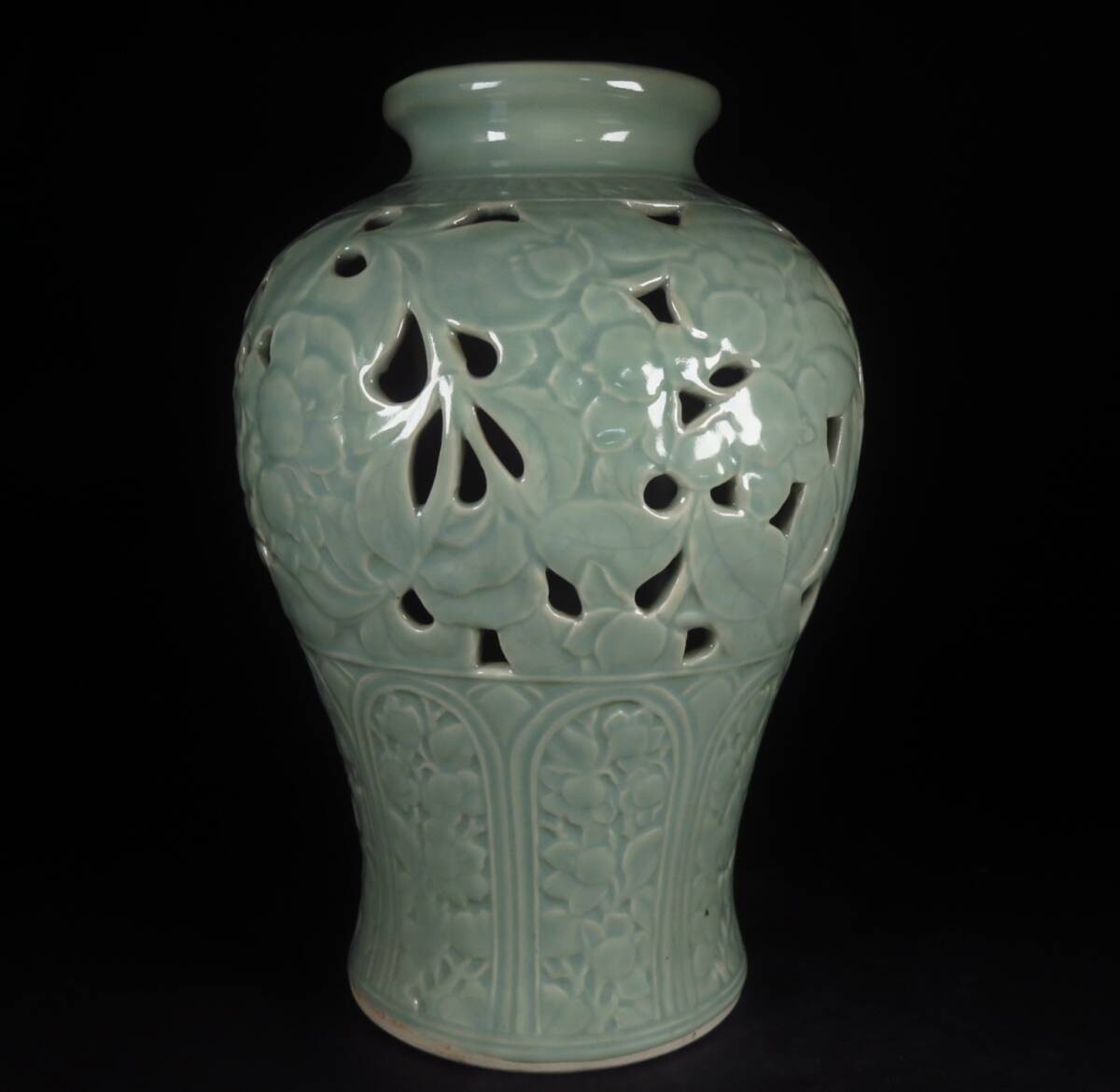 【SAKURAYA】コレクター委託品【高麗青磁 透彫草花文花瓶】飾壺 壷 時代物 朝鮮古美術 朝鮮古陶磁器 骨董品 古美術品 李朝 古玩 高40.5cm