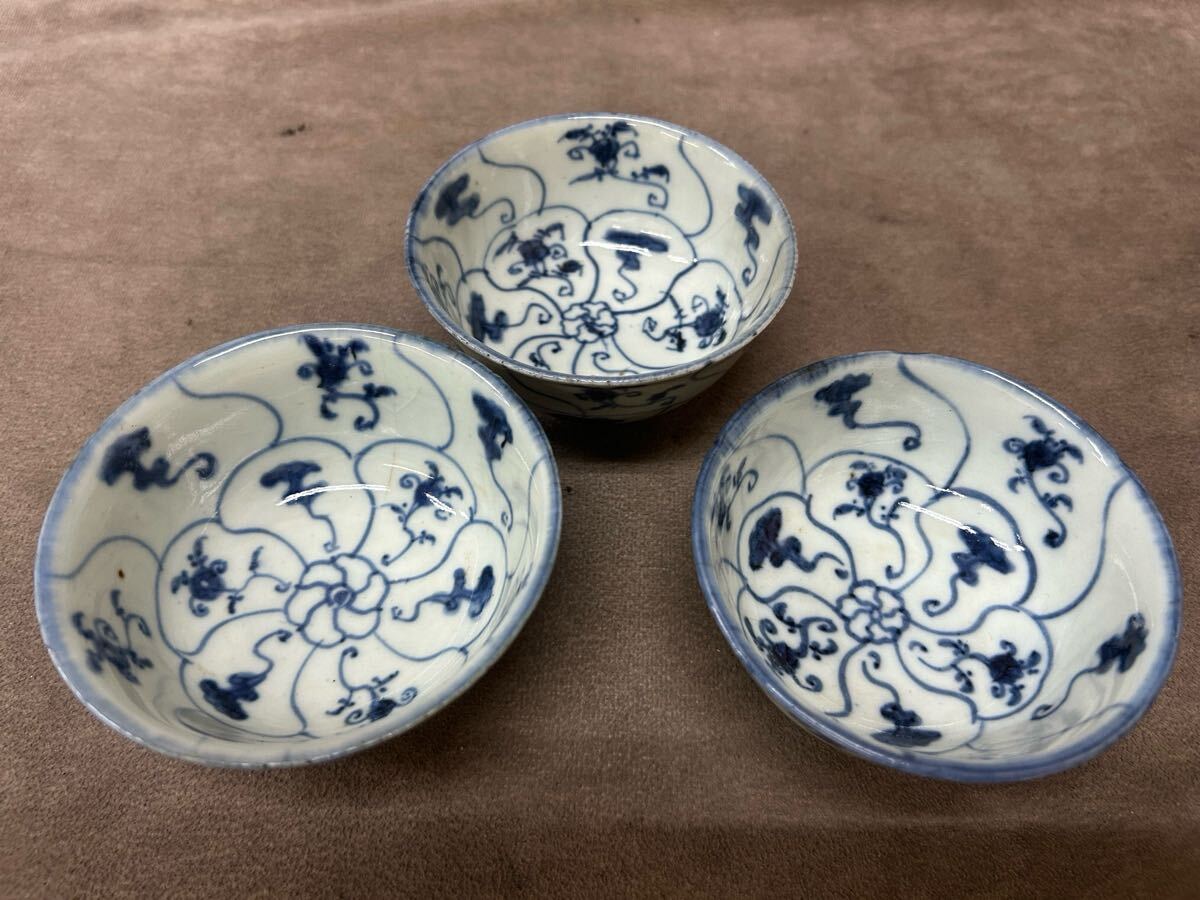 時代物 唐物 中国 成化年制 染付 霊芝文 唐草 茶碗 ３点 陶磁器 中国 骨董 古董 古美術 コレクション 湯呑み ぐい呑み 現状品