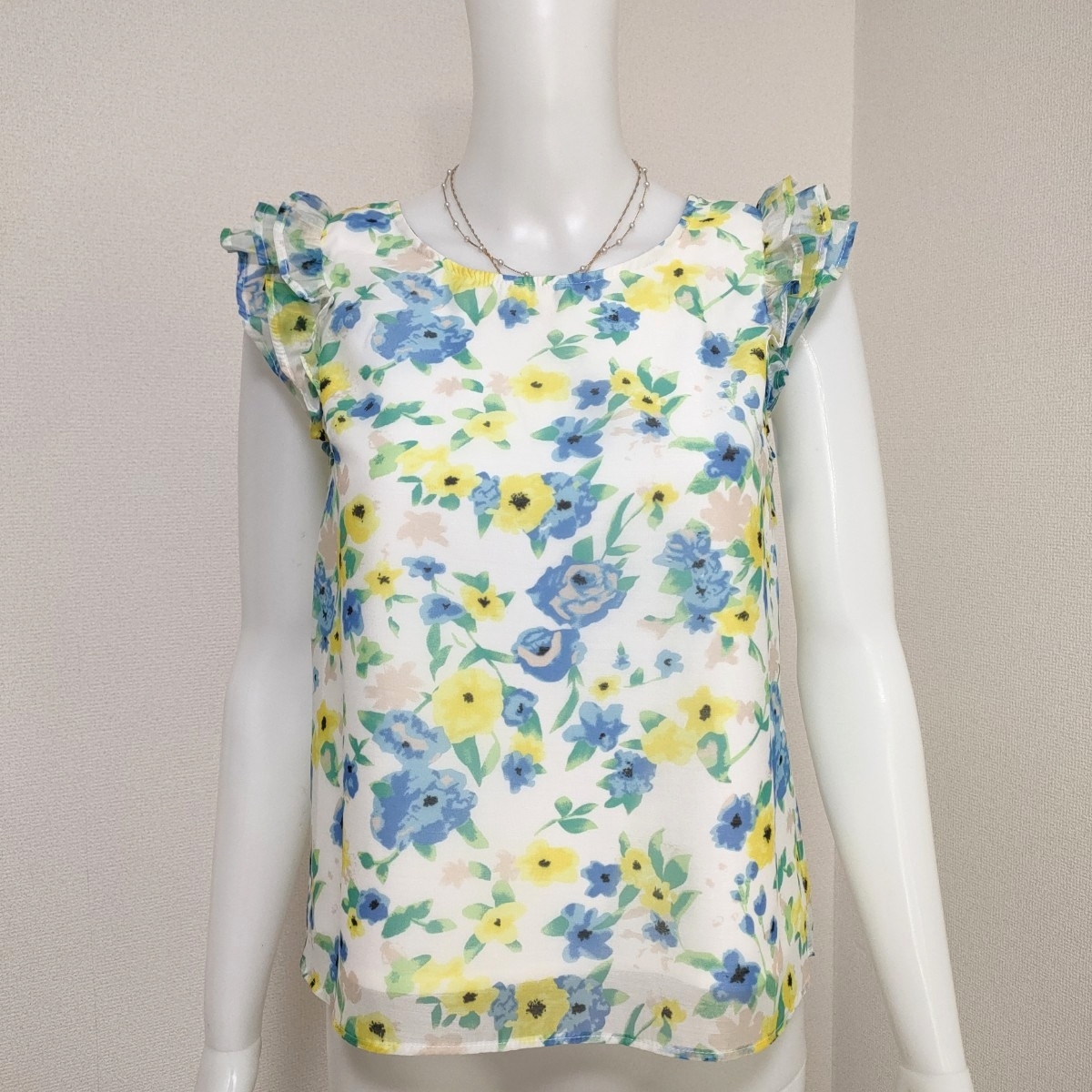 【新品】Allamanda アラマンダ オパール水彩花 フラワープリント ノースリーブブラウス 38 M相当 イエロー 花柄 フリル袖 バックリボン